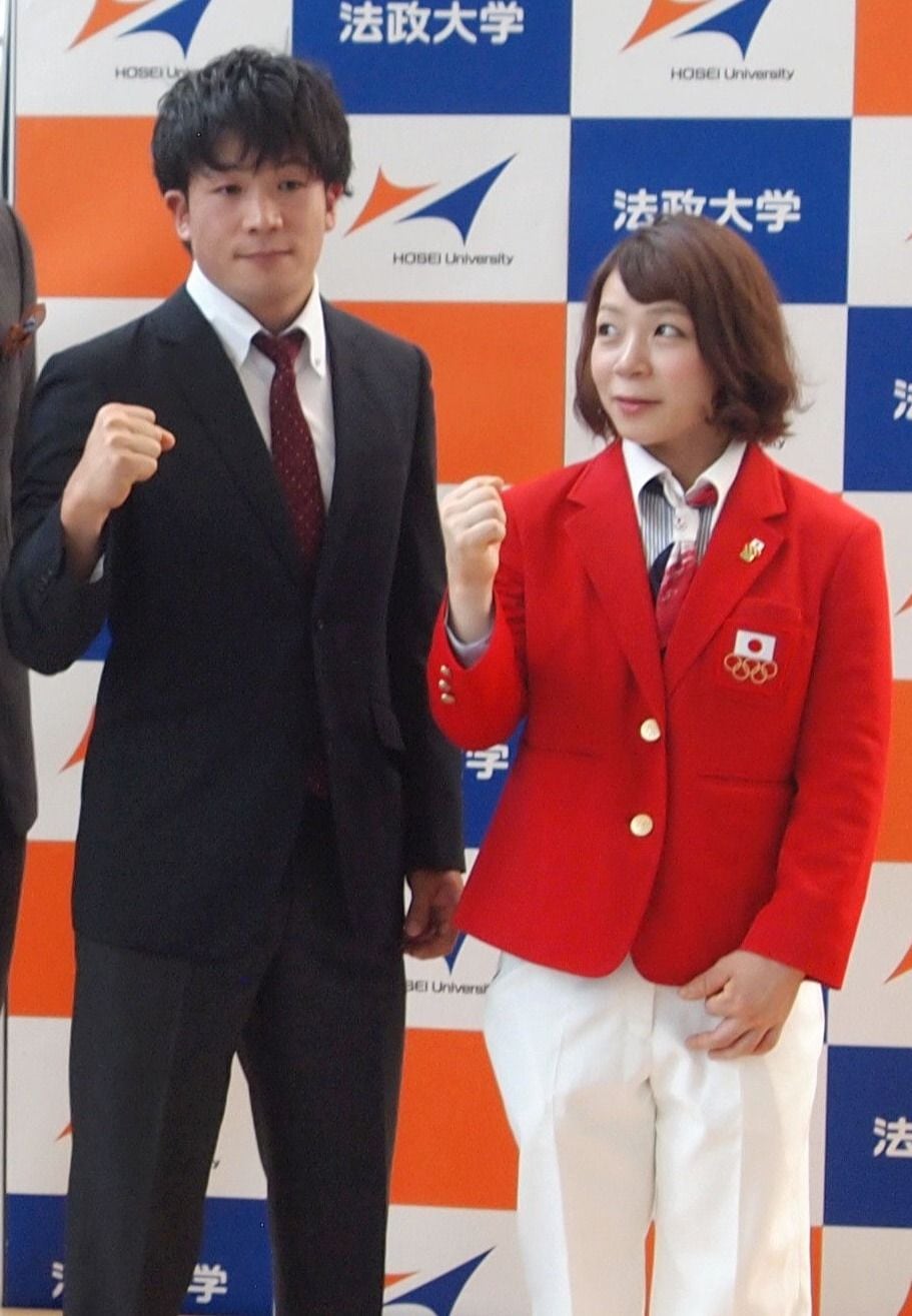 2016年、リオ五輪壮行会での三宅宏実さんと中山陽介さん（左）　©時事通信社
