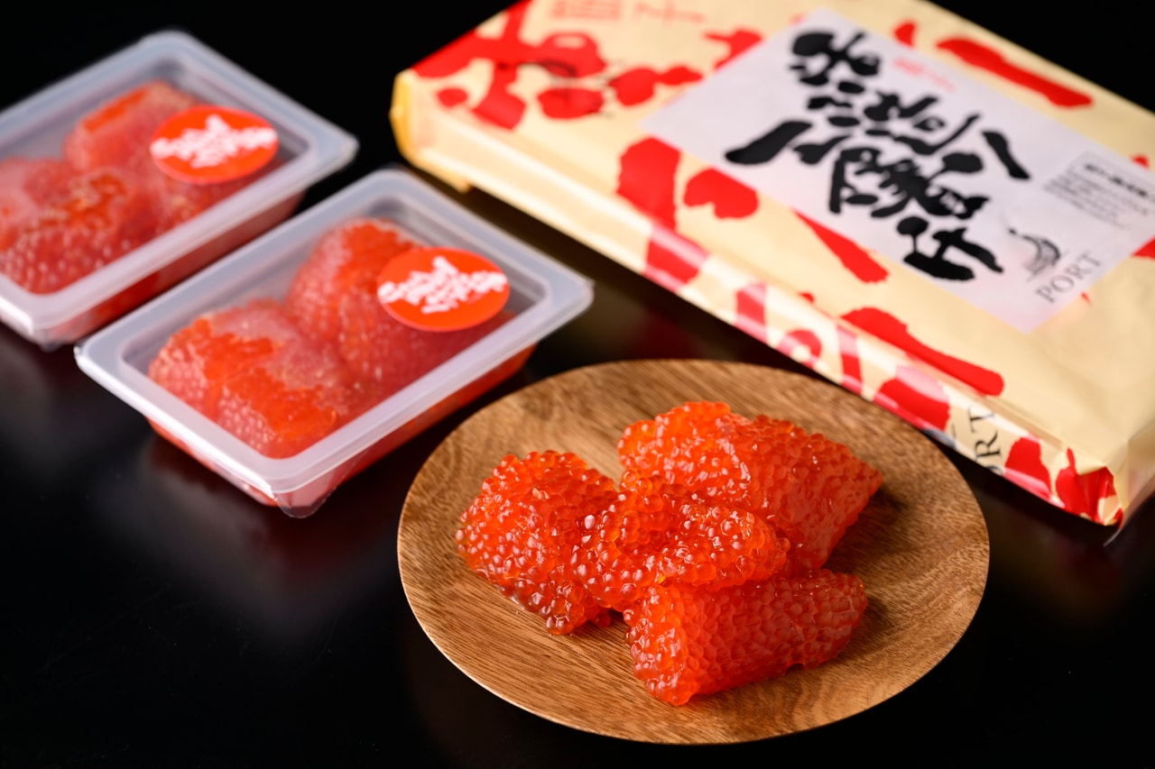 スーパーマーケットや市場、駅や空港のお土産店で購入できる