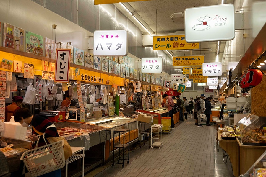 「虹のマート」には現在23軒の食料品・日用品の小売店が並ぶ。