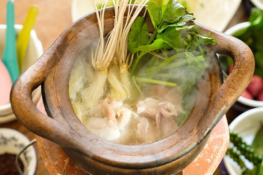「三浦農園」の香り高いセリに「いばり仔豚」、鶏モモ肉などを、レモングラスの香りがほとばしる濃厚な鶏スープでいただくチムチュム鍋。