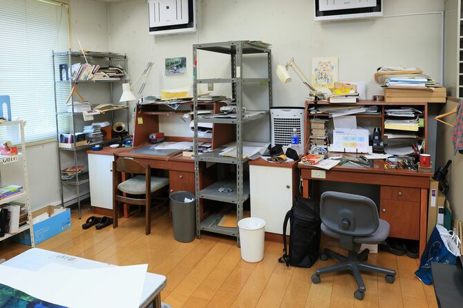 スタジオに並ぶ宮﨑駿監督との机(左)と、作画監督の本田雄氏の机(右)。宮﨑監督の机の前面には青鷺の写真が見える ©文藝春秋