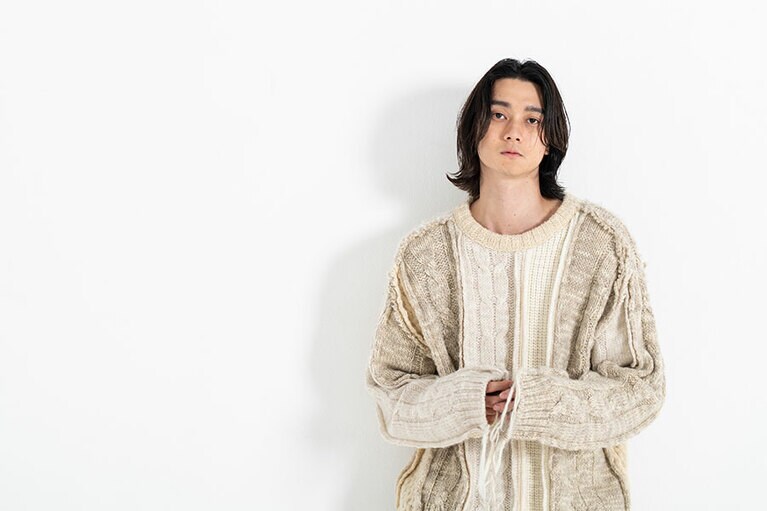 ニット¥104,500/SUGARHILL(4K[sik]03-5464-9321)、パンツ¥21,450/MR.OLIVE(MR.OLIVE PRESSROOM 03-5459-1885)、シューズ¥14,300/NIKE SPORTSWEAR(NIKE カスタマーサービス 0120-6453-77)、その他スタイリスト私物