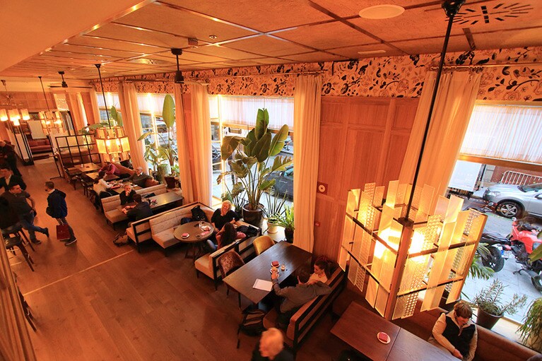 1階のレストランは天井が高くて開放感がある。