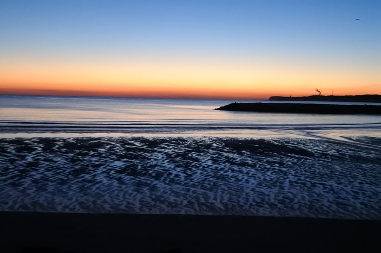 刻一刻と表情を変える、屛風ケ浦のサンセット。一方、銚子半島で屛風ケ浦の逆に位置する犬吠埼はサンライズの名所でもあります。