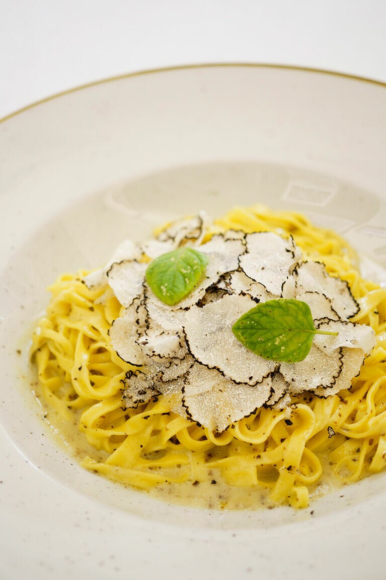 パスタはラインナップ豊富。“季節のトリュフのタリオリーニ” 22ユーロ。