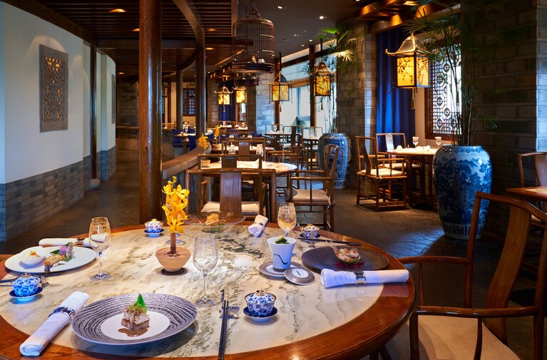 ザ・ペニンシュラ東京の中国料理「ヘイフンテラス」。中国・江蘇省、蘇州の古典庭園の様式をテーマにした設え。