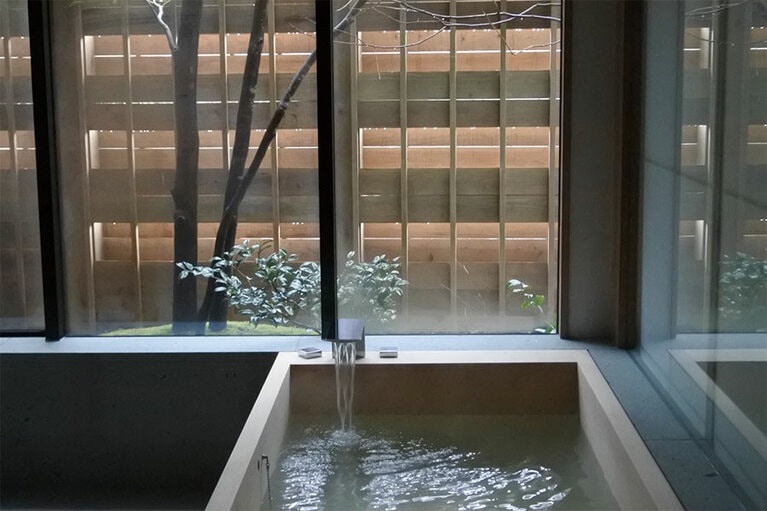 伝統的な“鞠垣”が窓の向こうに。プライベートを確保しつつ、光と風を通す役割が。