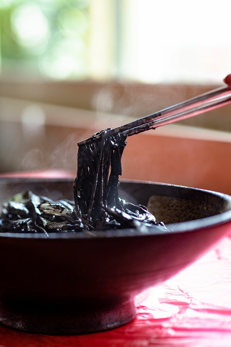 「墨汁麵」150元は新鮮なイカが入ると登場する珍品。阿本活海產にて。