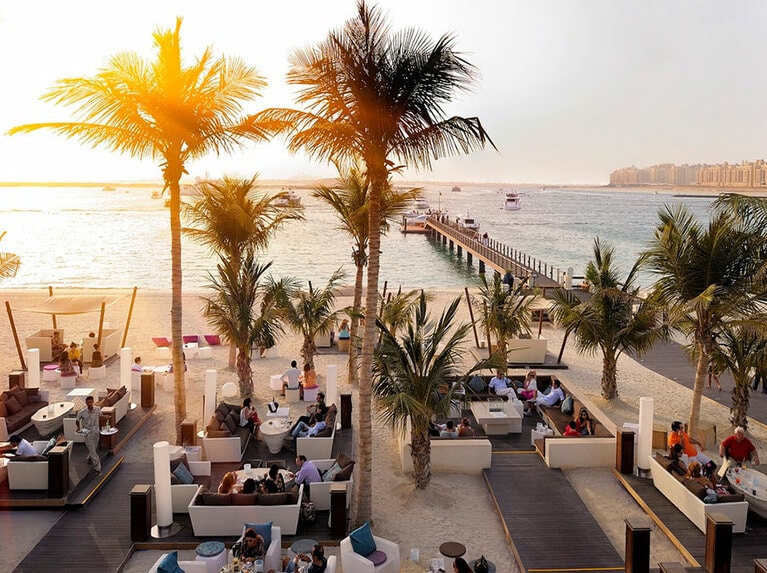 サンセットを眺めながらロマンティックにカクテルを楽しめんで(NIKKI ビーチリゾート＆スパ)。