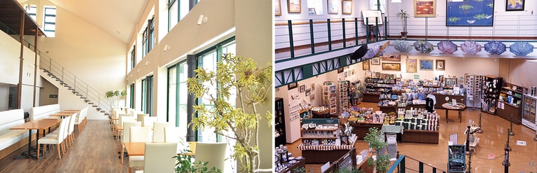 左：開放感あふれる心地よい空間で食事やデザートが楽しめる「カフェ モネの家」。大きな窓の外には北川村の豊かな自然が広がる。 右：ジヴェルニーのモネのアトリエと家をモチーフにデザインされたギャラリー・ショップ。ギャラリーにはモネの複製画や画集などが展示され、ショップではミュージアムグッズや北川村特産品などを幅広く取り揃えている。