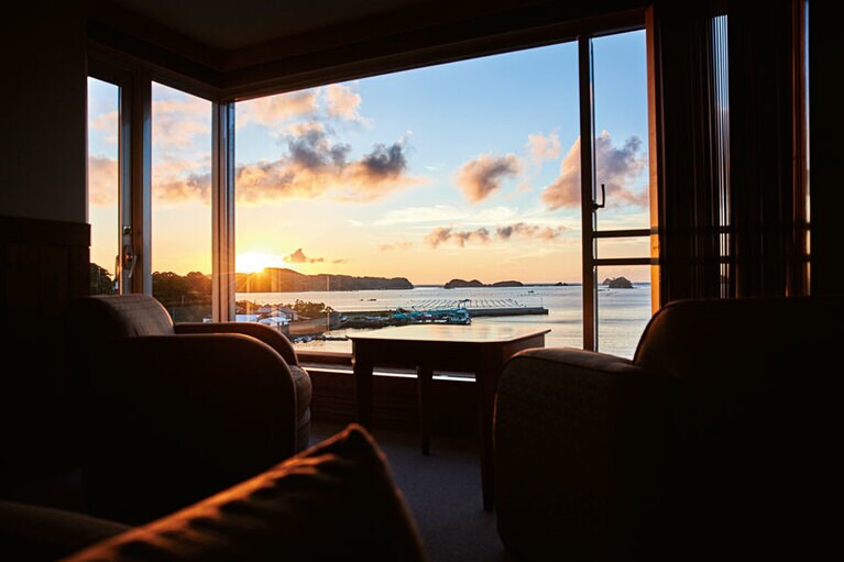 【壱岐リトリート 海里村上】本湾を見晴らす高級旅館。九州でも珍しい超高濃度のかけ流し温泉も堪能したい。