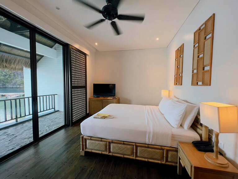 デラックスシービュールームは、44平方メートルとたっぷりの広さ。海を見渡すことができる。