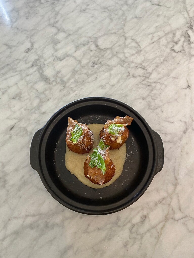 トリュフの風味とグリュエールチーズが濃厚なShort Rib Arancini 15ドル。