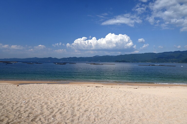 敦賀寄りにある手の浦海水浴場。こちらは砂浜に幅があります。
