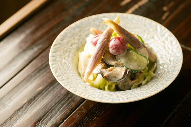 ワインにも日本酒にも合う“発酵系”の「浅漬けのヨーグルト和え」440円。