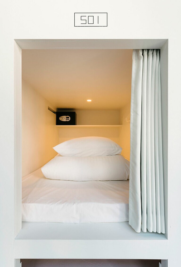 ［マンガ アート ホテル トーキョー］カーテンを閉めれば、自分だけの世界に没入できるベッドユニット。