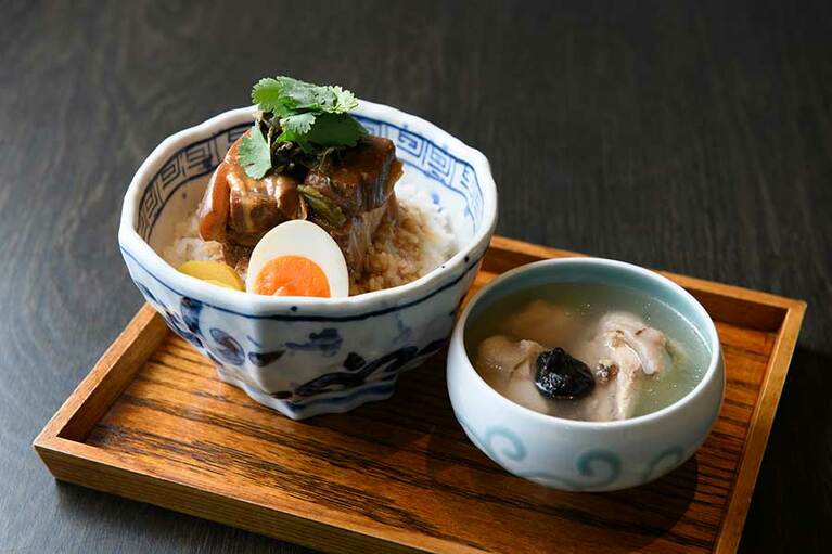 台湾に来たのなら、やっぱり食べたい定番料理。上品な盛り付けで楽しんで。