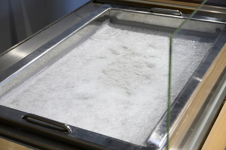 平釜で塩を炊いている様子を間近で見ることができる。