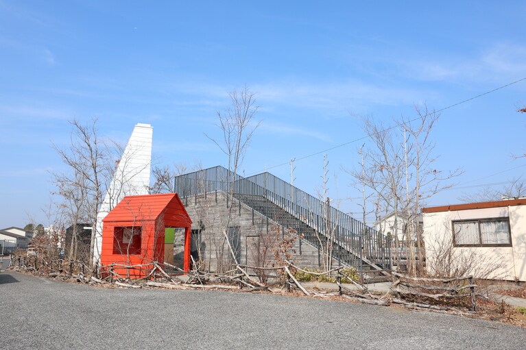 藤本壮介「里山トイレ」。小湊鉄道が行っている“逆開発”にならい、里山の始まりを予感させる風景を作っている。