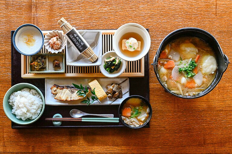 藁納豆の左側の小鉢に入っているのが「しもつかれ」。ご飯はもちろんお酒も進みそう。