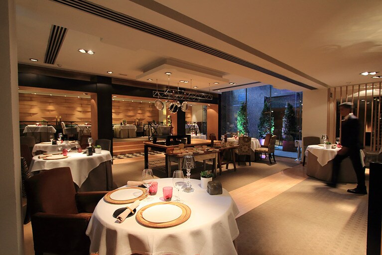 メインダイニングは禁煙となっているが、シガーバーや、喫煙可能なパティオがある。