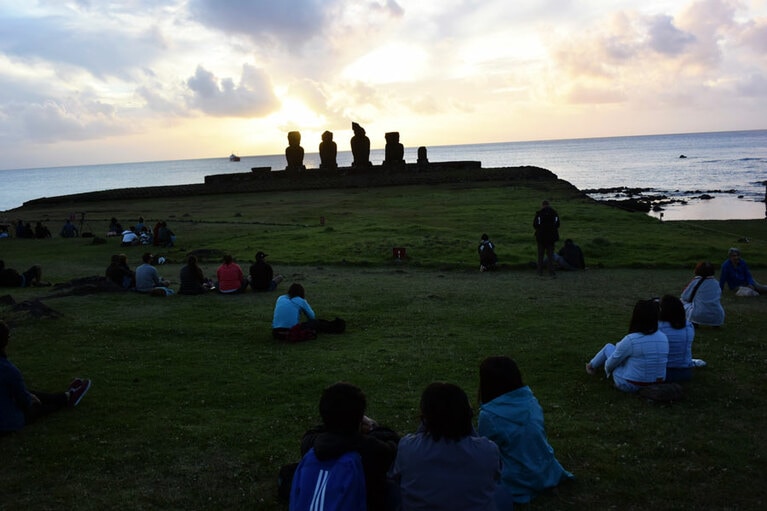 水平線に沈むサンセットとモアイ像がセットで眺められるタハイ儀式村周辺。