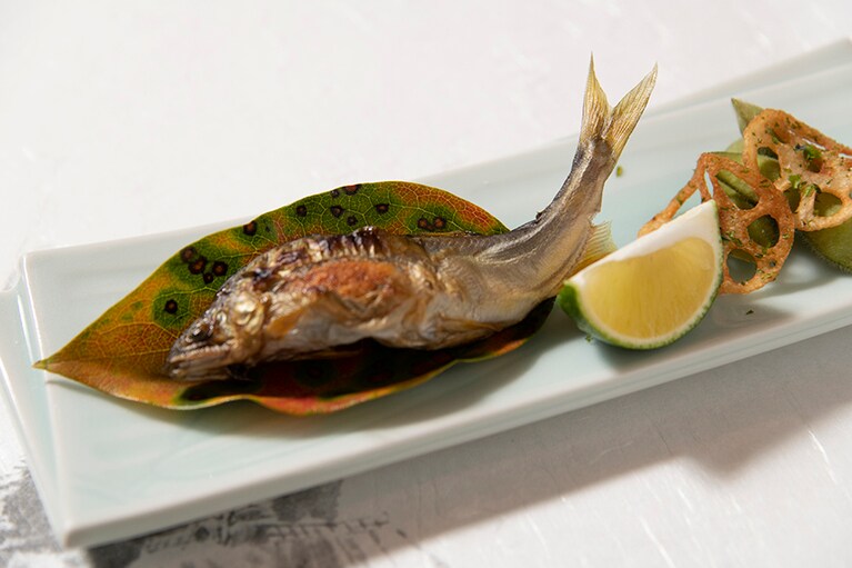 名田庄を流れる南川名物の天然鮎・焼物880円。梅雨ごろから秋まで、さまざまな料理法で味わえます。