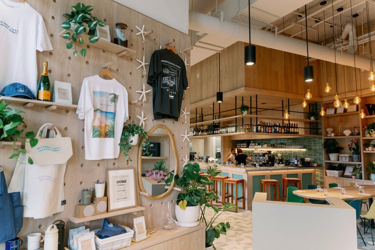 落ち着いた雰囲気の「Westman Cafe」の店内。