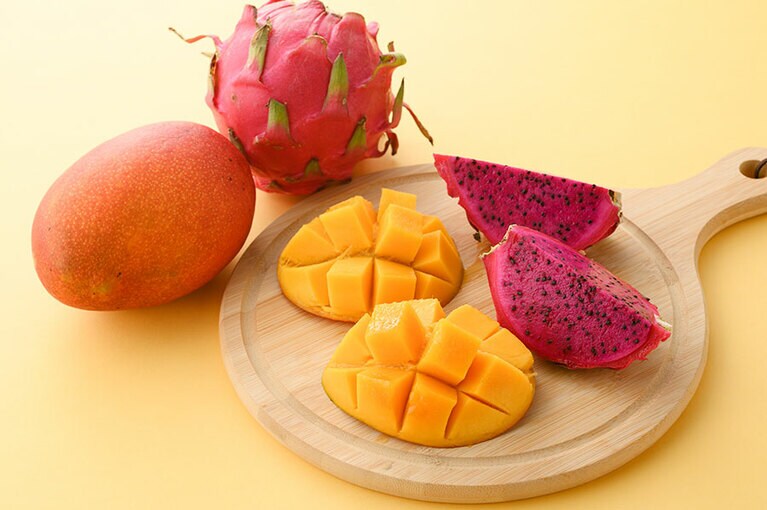 旬の南国フルーツ詰め合わせ 10,000円。写真は奄美マンゴーとドラゴンフルーツ／元治青果店