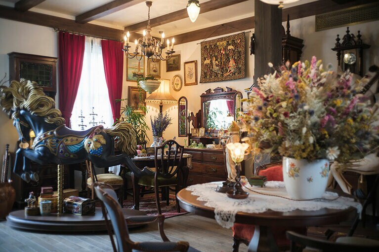 金色のたてがみをなびかせる青い木馬が歓迎してくれる。©Studio Ghibli