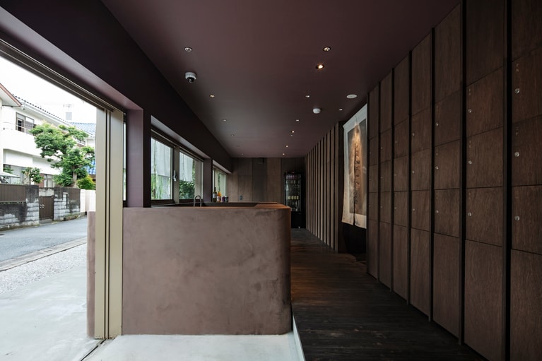 銭湯文化への敬意を表している番台風カウンターは、モダンな感性と昭和の記憶が重なり合う。