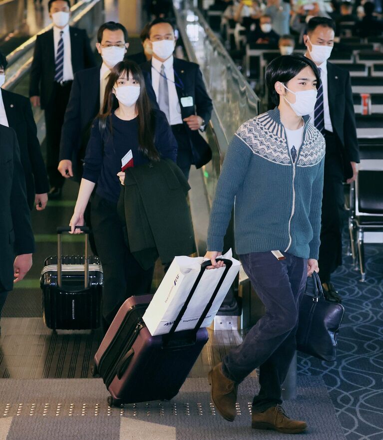 東京・羽田空港から米国へ出発する秋篠宮家の長女・眞子さんと小室圭さん　©時事通信社