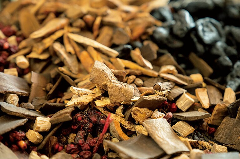 韓方薬の原材料も気軽に買える。