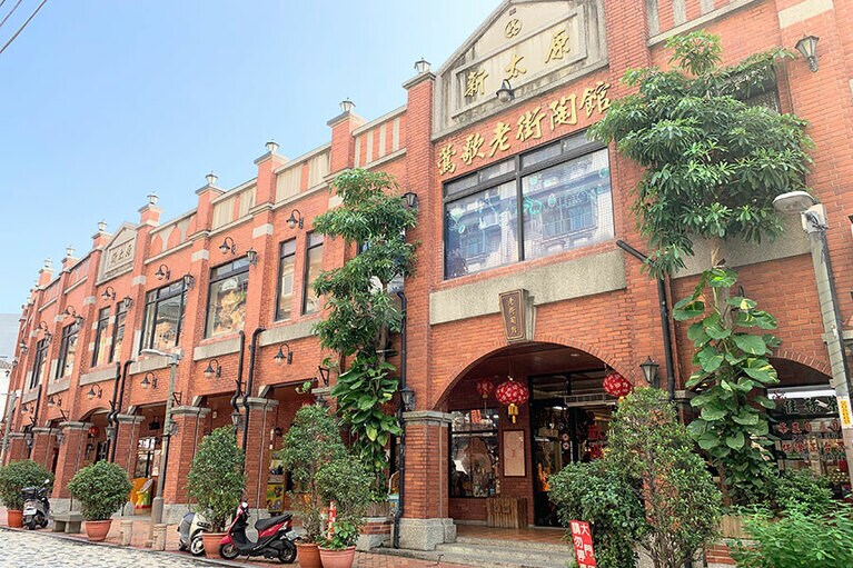 台湾らしい煉瓦作りの建物の前で記念撮影もお忘れなく。