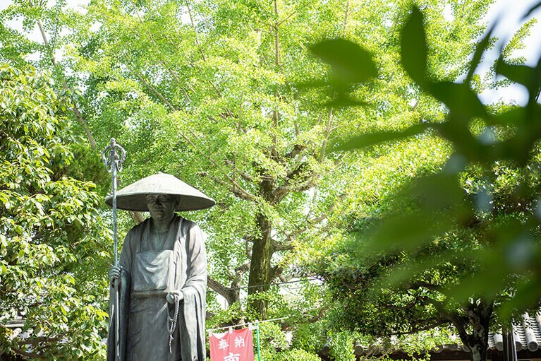 境内の南側にある「修行大師像」。学業成就や成績向上のご利益を願う参詣者も多いとか。