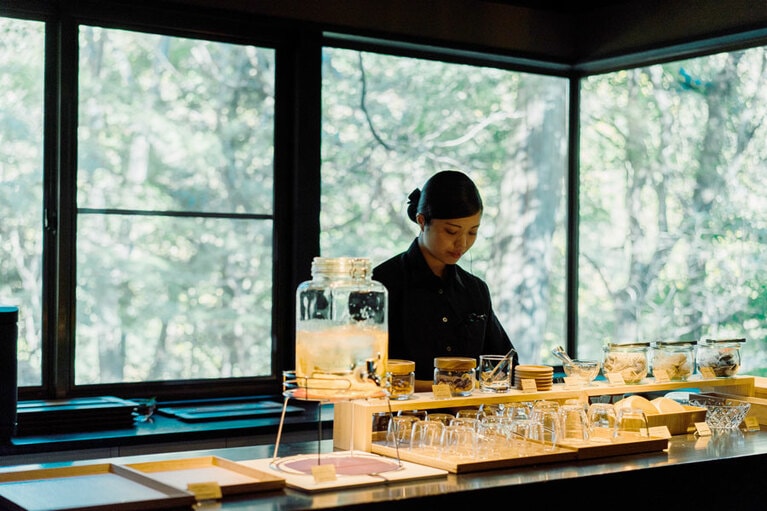 飲み物やスナックを自由にいただける、ラウンジのカウンター。