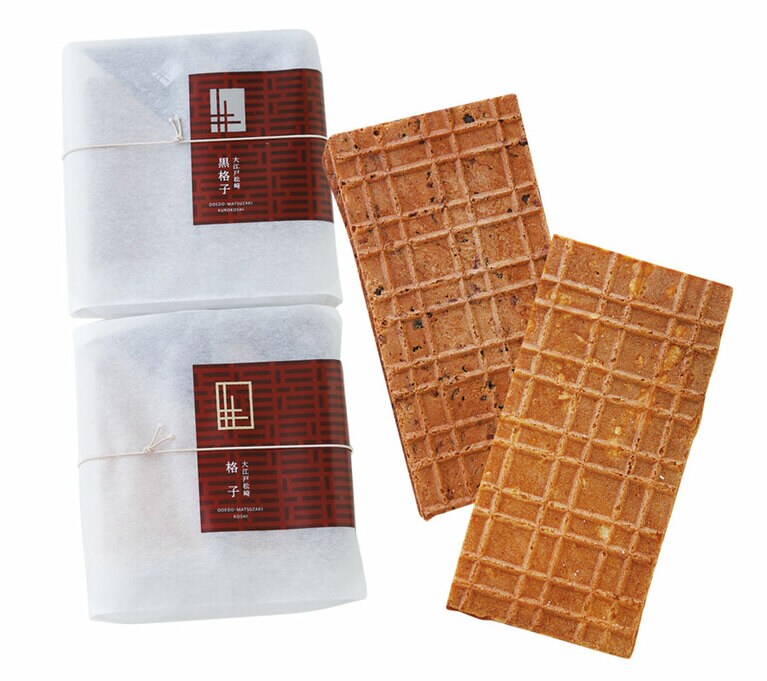 上から：大江戸松﨑 黒格子 500円、大江戸松﨑 格子 400円。「格子」は落花生入り、「黒格子」は、チョコレート入りの生地に細かく砕いたカカオ豆(カカオニブ)入り。各6枚入り／銀座 松﨑煎餅　※賞味・消費期限：80日