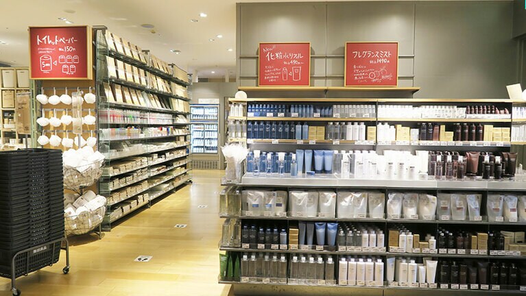 品質が支持されている定番のスキンケア用品コーナーも。敏感肌シリーズの化粧水(200mL 580円〜)。お客さまの声に応えてそれぞれ詰め替えも用意。