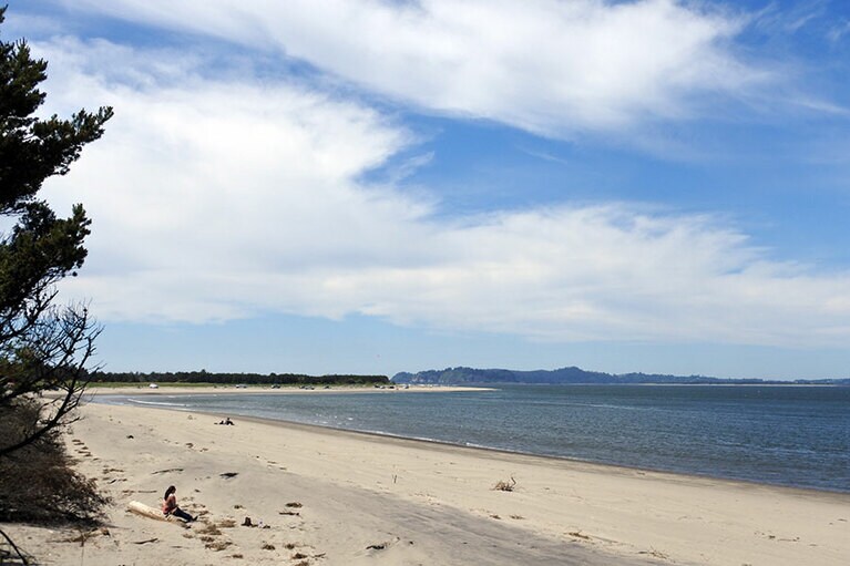 れは海ではなく、川。遠くに見えるのが、ケープ・ディサポイントメント。