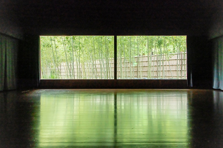 竹人形文楽の定期公演 (現在は年1回) が行われる「くるま椅子劇場」。