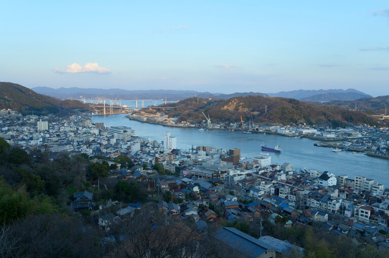 ふと、窓の外に目をやれば、尾道の人々の足、渡船が目に入る。