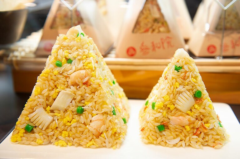 海鮮ピラミッド炒飯 大500g 1,491円(税込・写真左)、海鮮ピラミッド炒飯 小250g 864円(税込・写真右)。