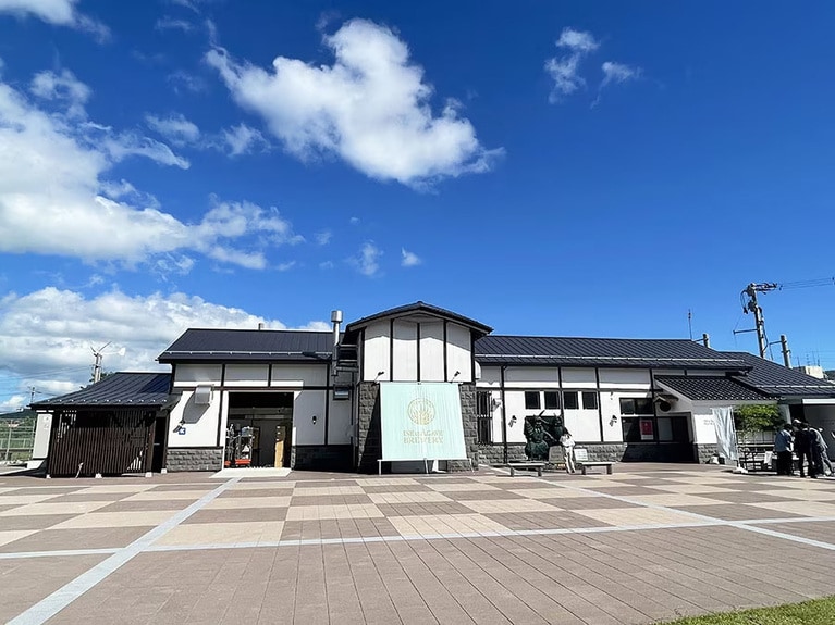 「稲とアガベ」の醸造所。元々は旧男鹿駅の駅舎だった。