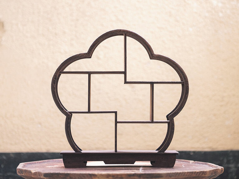 チャムシッテと呼ばれる装飾台 W50,000。