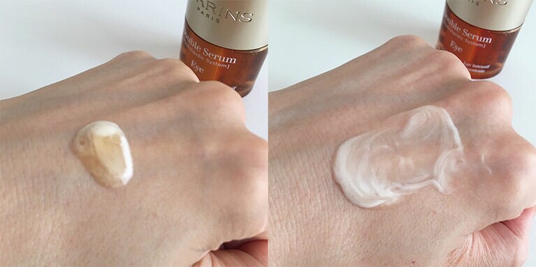 手の甲に出すとこんな感じ。白っぽいエマルジョンとオレンジがかったジェルを指の腹で混ぜ合わせて、温めてから塗布します。