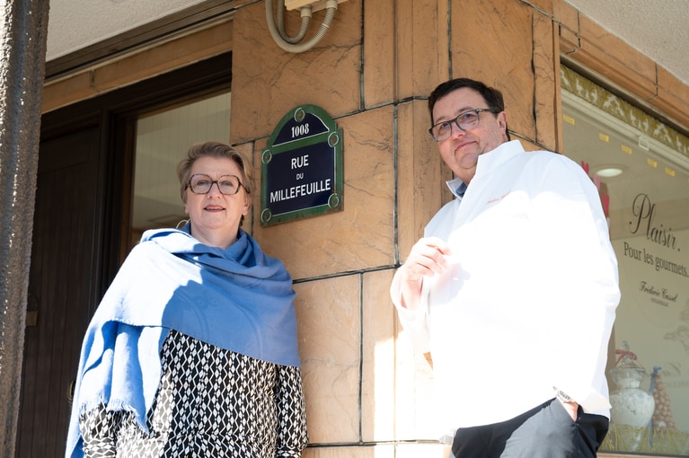 妻のエレーヌさんと。出張の際には一緒に出掛けることも多いのだという。