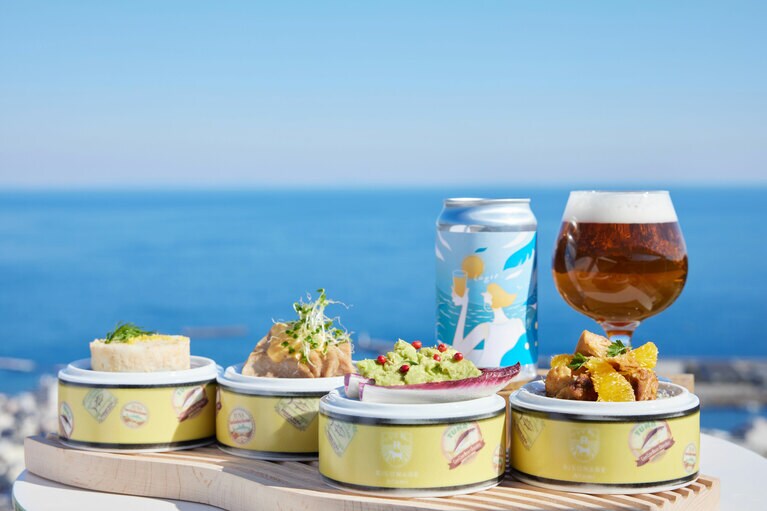 静岡県富士宮市の醸造所「FUJIYAMA HUNTER’S BEER」の協力を仰いで開発したオリジナルクラフト缶ビールは柑橘の果汁や皮を使って風味を付けている。「レアツナ缶プレート」は、マグロの頭肉は筋を活かして食感を楽しむポテトサラダに仕立てるなど、各部位の特徴を楽しむことができる。