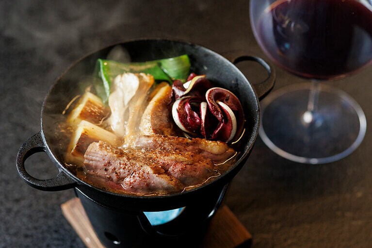 厳選された鴨、フォアグラ、タルティーボ、ねぎの鍋仕立て。