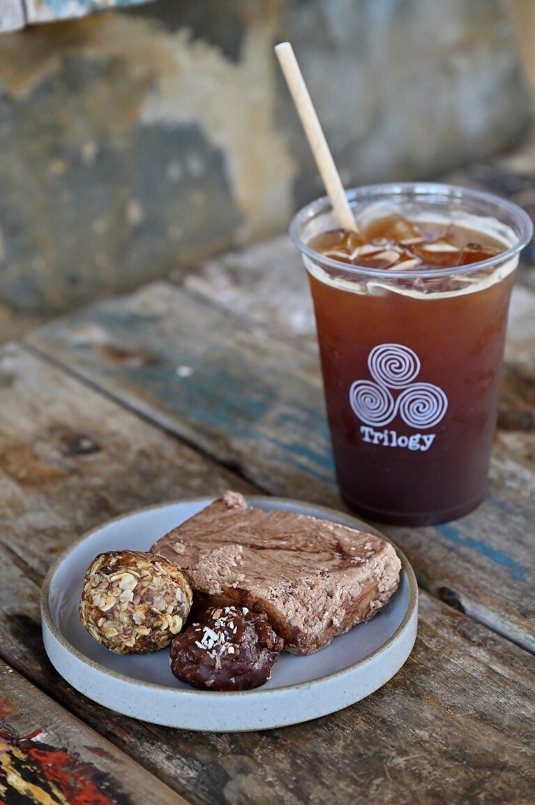 ロウでヴィーガンでグルテンフリーなスウィーツが美味。本格的なエスプレッソマシーンで淹れるコーヒーの豆は「オニキス・コーヒーラボ」。