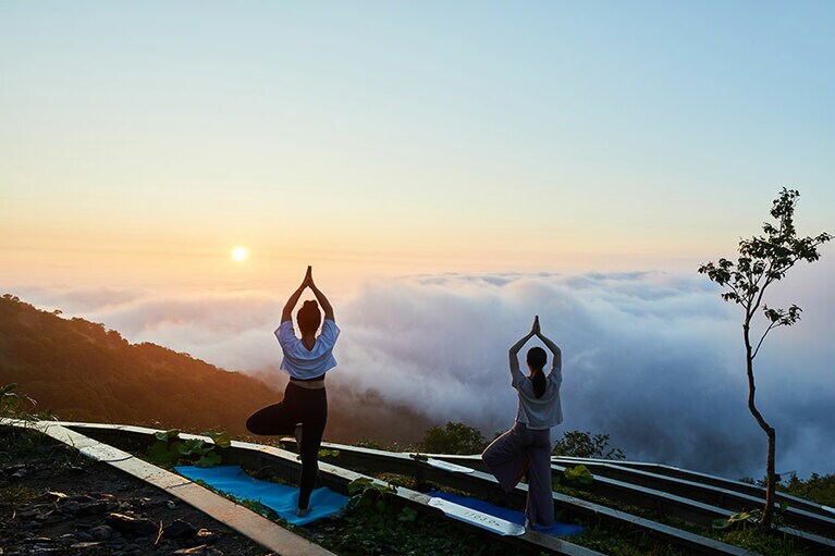 標高1,088メートルの雲海テラスからの絶景。朝、ここでインストラクターの指導を受けながら、プライベートヨガを体験する。